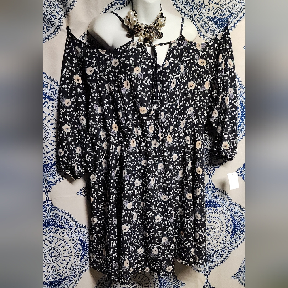 Black floral cold shoulder dress. Sz 4x. New. True to size - Picture 3 of 3
